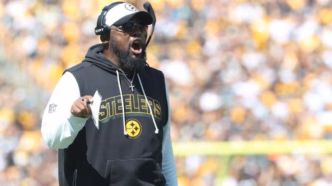 Mike Tomlin, técnico do Pittsburgh Steelers, com expressão séria.