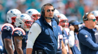 Mike Vrabel comandando o New England Patriots em jogo da NFL.