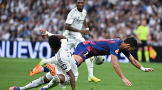 Éder Militão em ação durante o El Clásico entre Real Madrid e Barcelona.