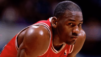 Detalhe do cartão Fleer rookie de Michael Jordan com assinatura.