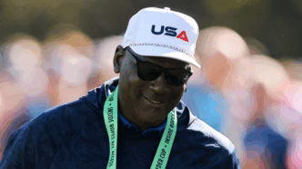 Michael Jordan em evento de golfe, mostrando sua habilidade em arremessar uma bola de basquete.