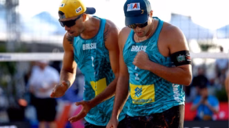 George e Saymon em ação no Elite 16 de Vôlei de Praia no Rio de Janeiro.