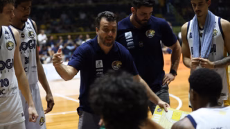 Mogi Basquete em quadra durante o Campeonato Paulista