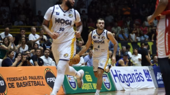 Mogi Basquete em quadra durante o Campeonato Paulista