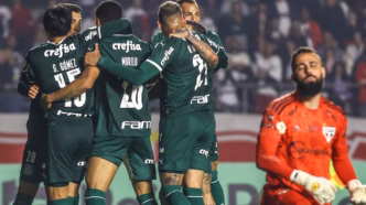 Jogadores do Palmeiras comemoram o gol de virada de Murilo contra o São Paulo no Morumbi pelo Campeonato Brasileiro de 2022.