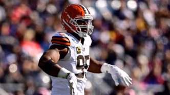 Myles Garrett em ação em uma partida da NFL pelo Cleveland Browns.