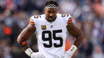 Myles Garrett, estrela do Cleveland Browns, em pose de jogo.