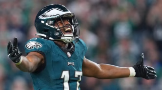 Nakobe Dean, linebacker do Philadelphia Eagles, em campo em um jogo.