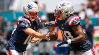 Logo do New England Patriots em um campo de futebol americano, pronto para o jogo contra os Bills.