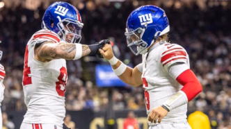 Campo de futebol americano com logo do New York Giants, destacando o jogo contra os Eagles.