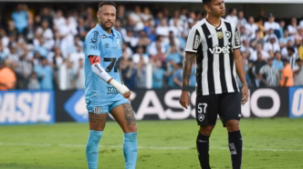 Neymar em ação pelo Santos contra o Botafogo, destacando a expectativa para o duelo.