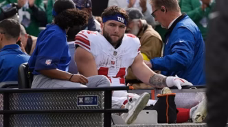 Cam Skattebo, jogador da NFL do New York Giants, sofre grave lesão no tornozelo durante partida contra o Philadelphia Eagles.