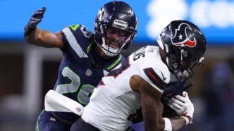 Nico Collins em ação durante a partida de futebol americano entre Houston Texans e Seattle Seahawks.