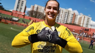 Nicole, goleira do Corinthians, em ação durante partida.