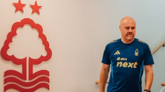Sean Dyche com a camisa do Nottingham Forest, novo técnico do clube.