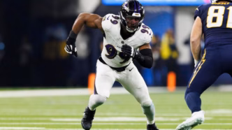 Odafe Oweh, pass rusher do Baltimore Ravens.