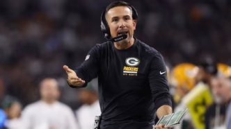 Jogadores do Green Bay Packers em campo antes de uma partida da NFL.