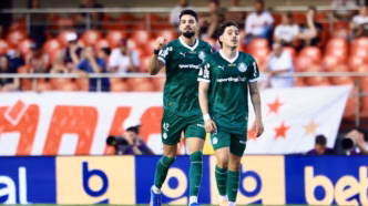 Palmeiras comemora a vitória de virada sobre o São Paulo no Morumbis pelo Brasileirão.