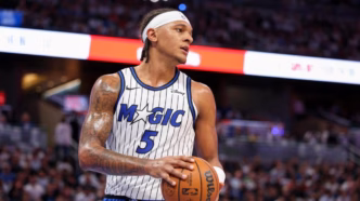 Paolo Banchero em ação pelo Orlando Magic em partida da NBA.