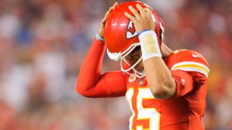 Patrick Mahomes, quarterback do Kansas City Chiefs, em ação durante um jogo da NFL.