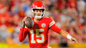 Patrick Mahomes, quarterback do Kansas City Chiefs, em ação com a bola.