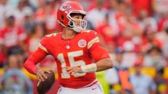 Patrick Mahomes arremessando a bola durante uma partida dos Kansas City Chiefs.