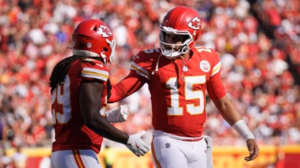 Patrick Mahomes, quarterback do Kansas City Chiefs, em ação durante um jogo da NFL.
