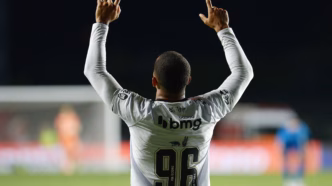 Paulo Henrique celebra gol pelo Vasco em partida contra o Cruzeiro.