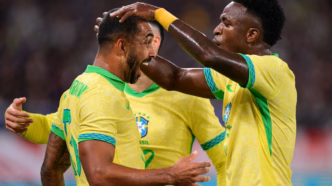 Paulo Henrique comemora gol anotado pela Seleção Brasileira em partida contra o Japão.
