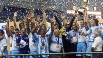 Paysandu ergue o troféu da última Copa dos Campeões do Brasil em 2002.