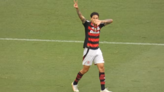Pedro comemora gol decisivo pelo Flamengo em partida contra o Palmeiras.