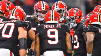 Michael Penix Jr. em ação pelo Atlanta Falcons em partida da NFL.