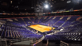 Quadra do Phoenix Suns com o logo da equipe e da NBA.
