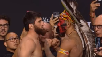 Alex Poatan e Magomed Ankalaev em encarada intensa antes da luta principal do UFC 320.
