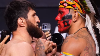 Alex Poatan e Magomed Ankalaev em confronto pela luta principal do UFC 320.