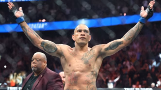 Alex Poatan celebra após nocautear Magomed Ankalaev e reconquistar o cinturão do UFC 320.