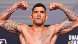 Alex Poatan em pose para fotos antes de evento do UFC.
