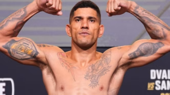 Alex Poatan em preparação para a luta principal do UFC 320 contra Magomed Ankalaev.