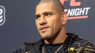 Alex Poatan em evento do UFC Rio, demonstrando entusiasmo com a torcida brasileira.