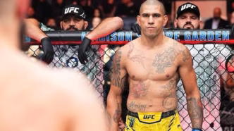 Alex Poatan focado antes de uma luta no UFC, com seu nome em destaque.