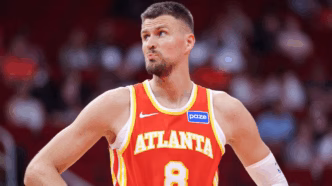 Kristaps Porziņģis em ação pelos Atlanta Hawks.
