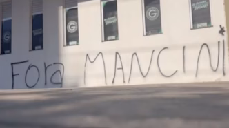 Torcida do Goiás picha muros com mensagens de protesto contra o técnico Vagner Mancini na Série B.