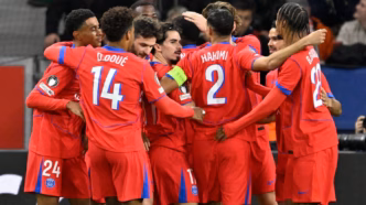 Jogadores do PSG comemoram gol contra o Bayer Leverkusen na Champions League.