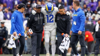Puka Nacua, wide receiver dos Los Angeles Rams, lidando com lesão no tornozelo.