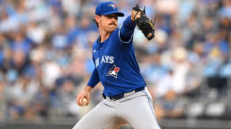 Shane Bieber arremessando no World Series.