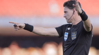 Árbitro Ramon Abatti Abel em campo durante a partida entre São Paulo e Palmeiras pelo Brasileirão.