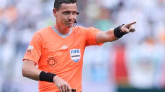 Ramon Abatti Abel, árbitro de futebol, em ação durante uma partida.