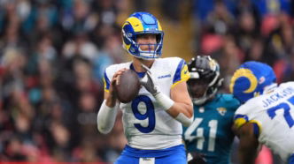 Jogadores do Los Angeles Rams comemorando uma jogada durante a temporada 2025 da NFL.