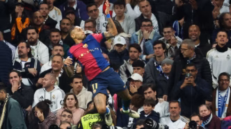 Raphinha comemora gol do Barcelona em jogo contra o Real Madrid