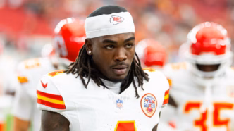 Rashee Rice, recebedor do Kansas City Chiefs, em ação.